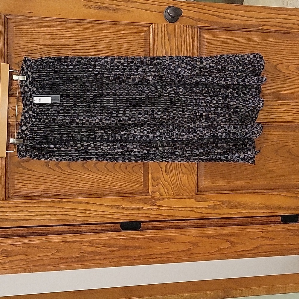 Womens Banana Republic knife pleat long skirt in size 10. The main color is navy